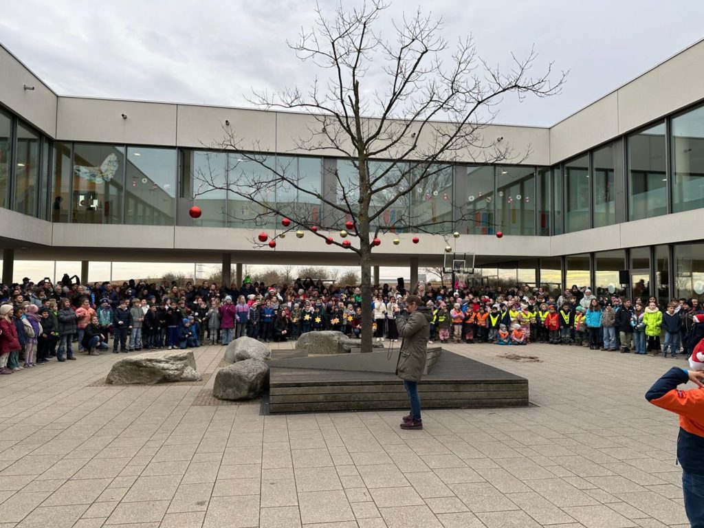 Gemeinsam singend in die Weihnachtsferien
